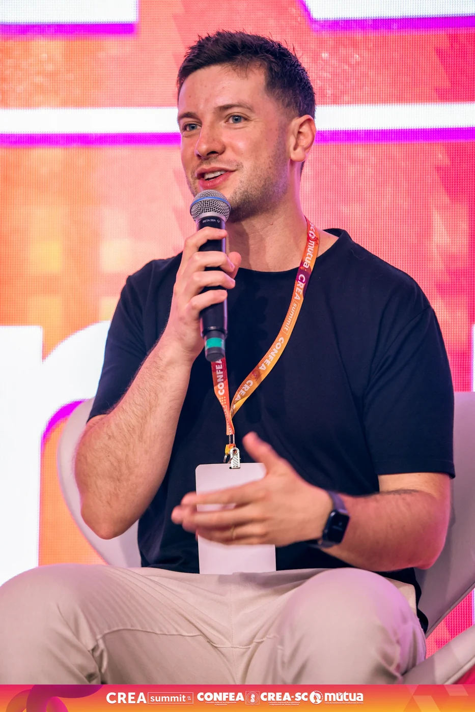 Leonardo Kock falando ao microfone durante painel no CREA Summit 2026
